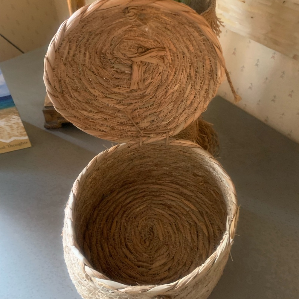 Home Accents, HANDWOVEN Bee hive inspired, Bee skep-shaped straw basket. - Picture 6 of 10